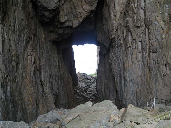 Hullet i Torghatten